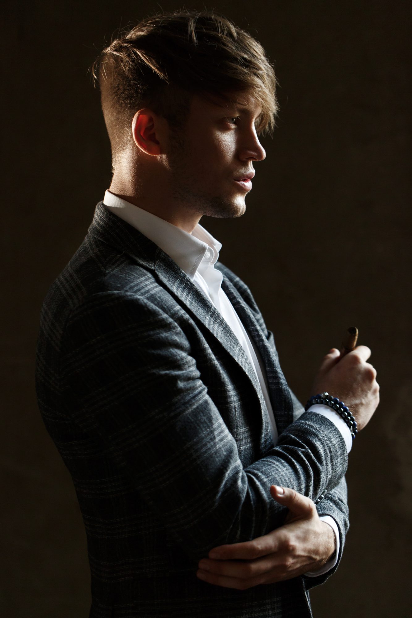 Luxessenza La Boutique Online N.1 in Italia per Profumi di Lusso Handsome Young Man In Grey Suit Stands With A Cigar